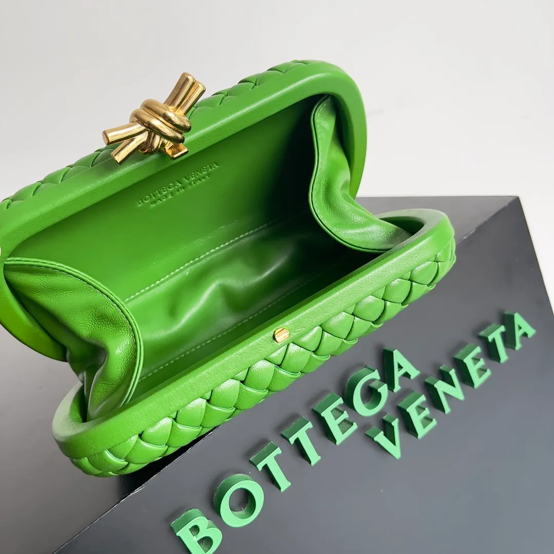 Batch 1860 BV Knot | The classic return of the evening bag. Original leather ➕ Stainless steel hardware ➕ 24k real gold plating ➕ Fully handmade. Those who know the history of our brand should have heard that the knot is a story of Bottega Veneta, and it is also one of the more important design elements. Matthieu Blazy's work this season sublimates Knot's classics, with a new knot design and a woven shoulder strap, plus Fouland Intreccio's weaving technology, adding some fashion to the retro and nostalgic feel of the past. Style number: 717622 Size: 20.5*6*12.5